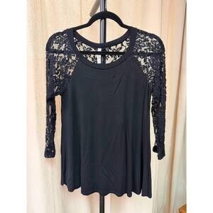 NEW EMERALD COLLECTION women's lace mesh sleeve top in black
